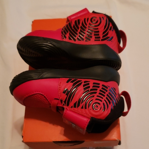 Toddler's Nike Sneakers - Picture 2 of 11